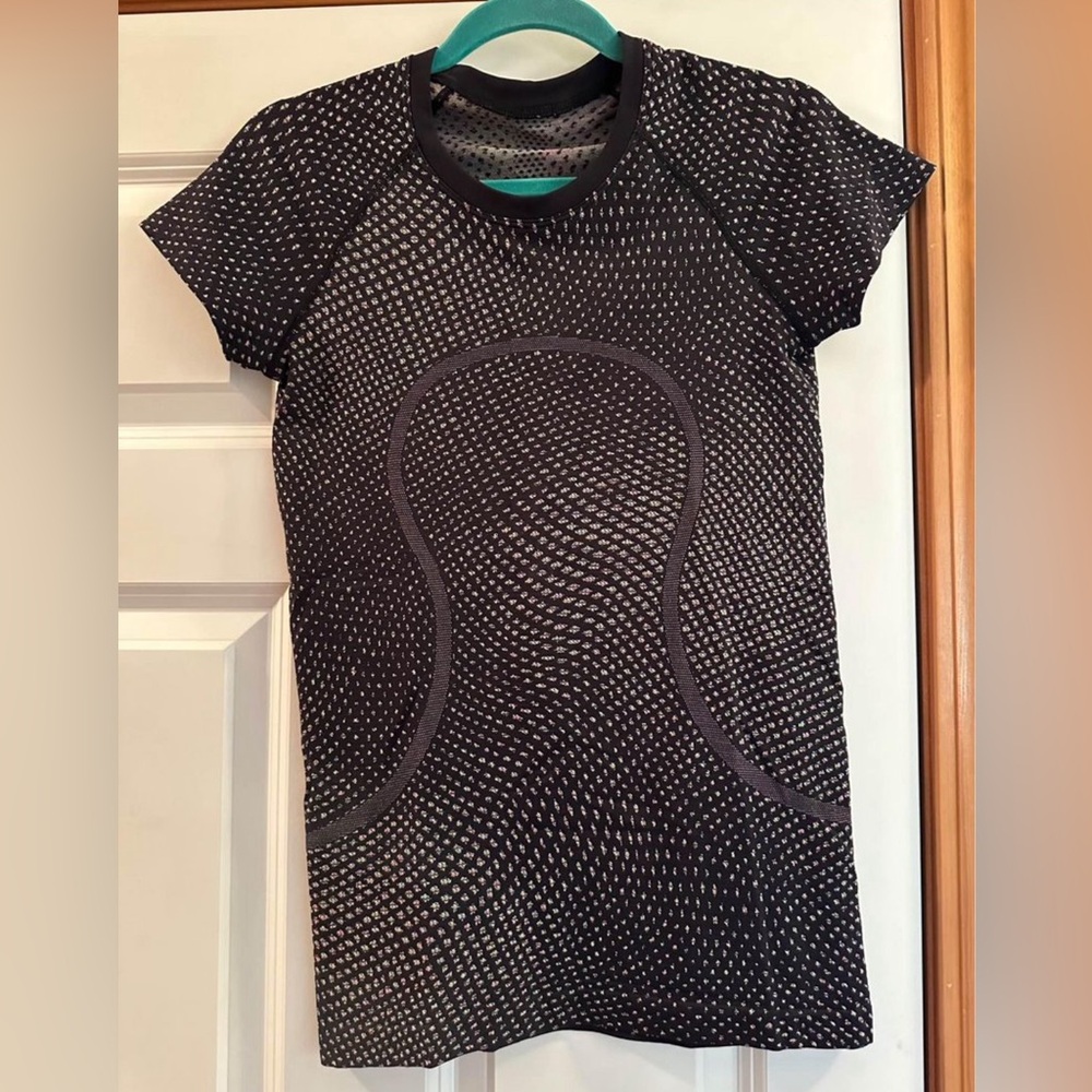 Lululemon short sleeve, size 6